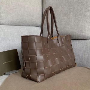 Bottega Veneta Medium Tote In Fondente Maxi Intreccio