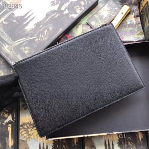 Gucci Zumi Pouch In Black Grainy Leather